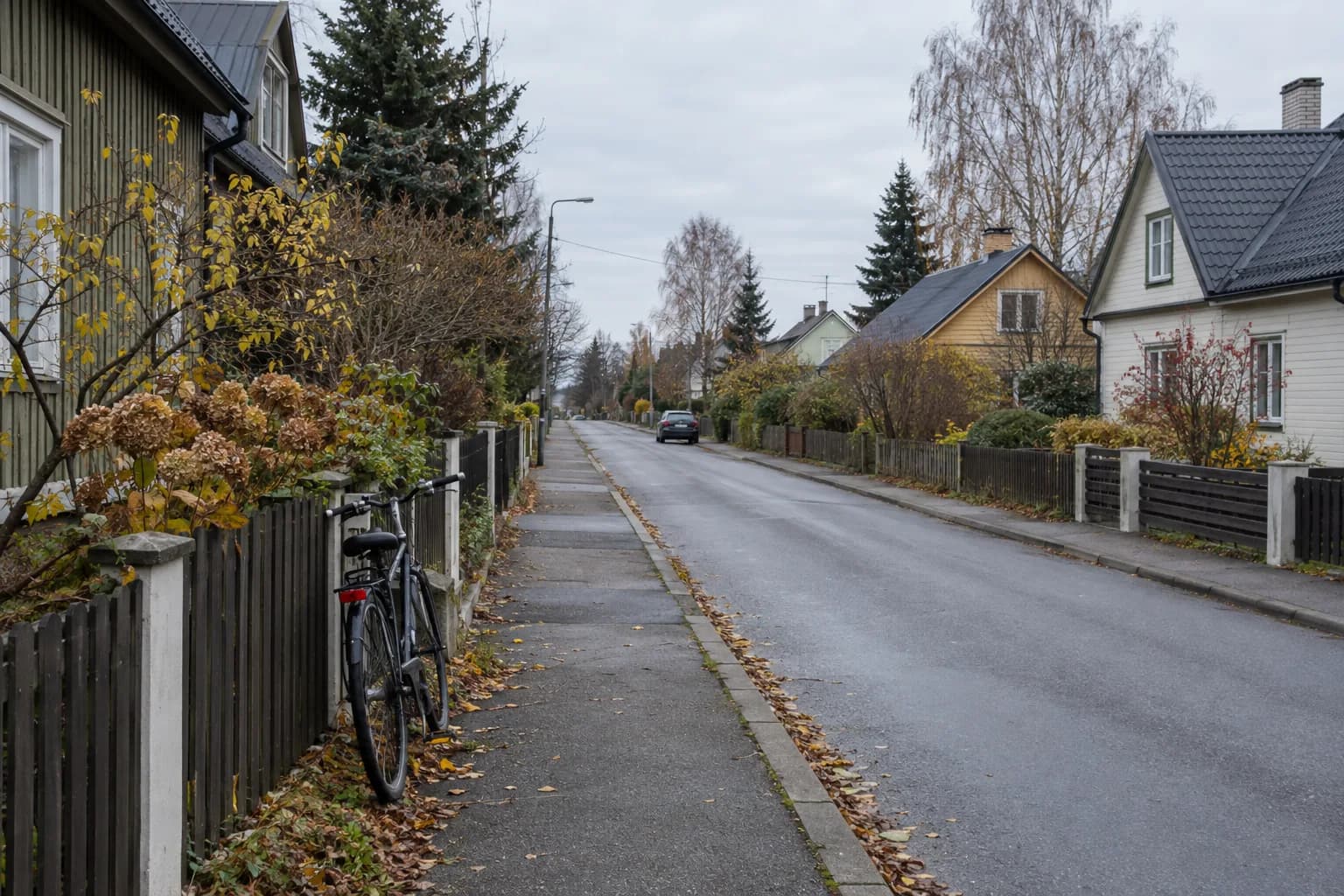 Vaikne eramajade tänav madalate aedade ja kõnniteega